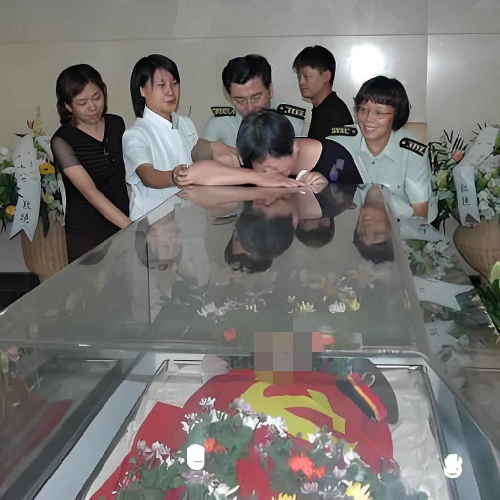 古月告别仪式上，一张罕见的留影，这张照片拍摄于2005年7月5日，广州殡仪馆的遗