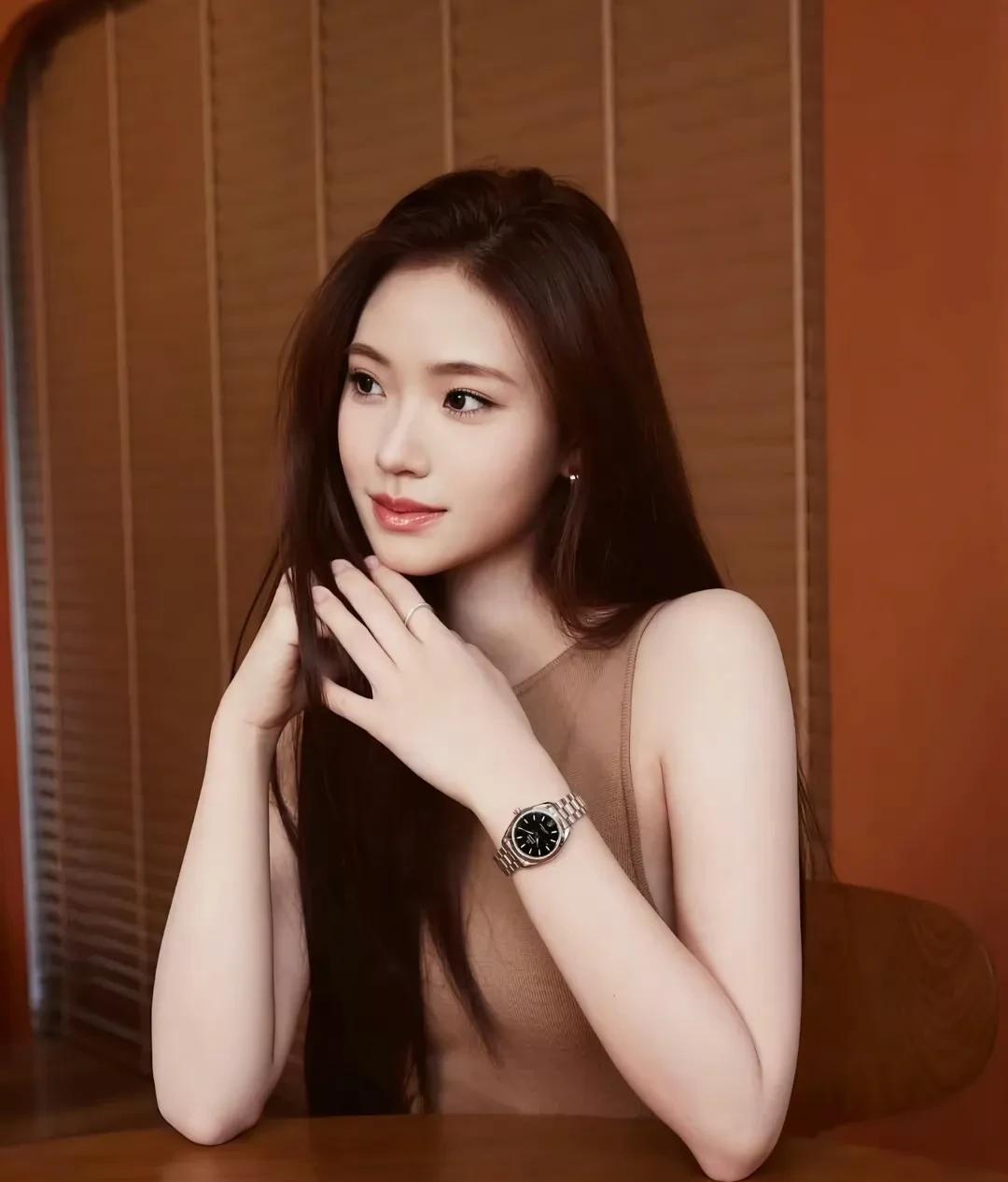 小s二女儿说：“别人都觉得我长得像姨妈唉，但我觉得姨妈在我心中最优雅，最美”。小