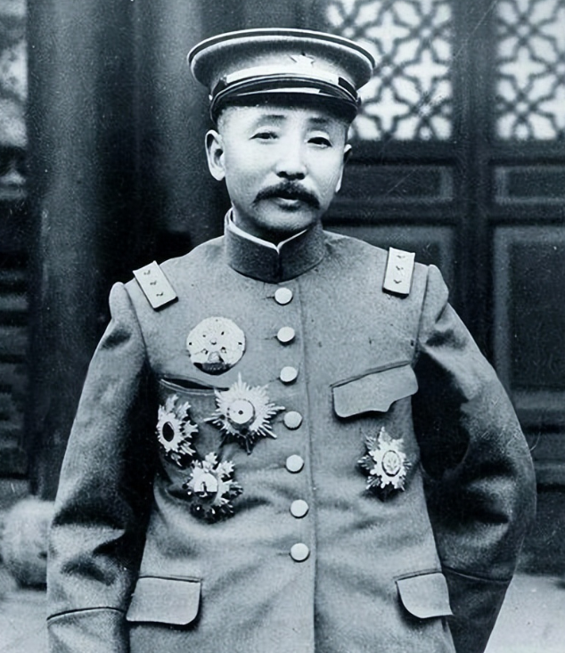 1894年，张作霖去于六家喝酒，中途于六去解手，结果于六的小老婆二兰子，却突然紧