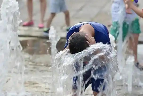 为什么热射病发作时，灌冰水等于"补刀"？热到快晕过去的时候，你最想干什么？绝
