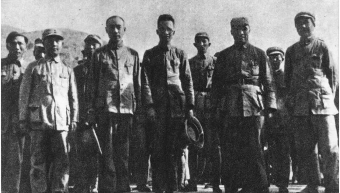 1938年9月10日前后，周恩来、博古、徐特立等中共领导人从武汉返回延安，参加即