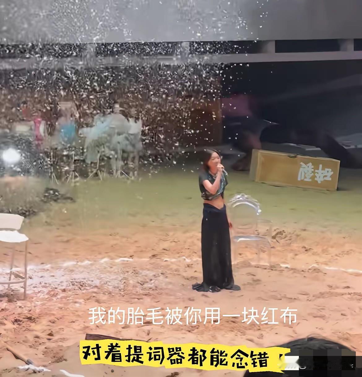 周冬雨，段奕宏这次确实被甲方坑得有点惨，甚至还有点有苦说不出。阿那亚不过是个景点