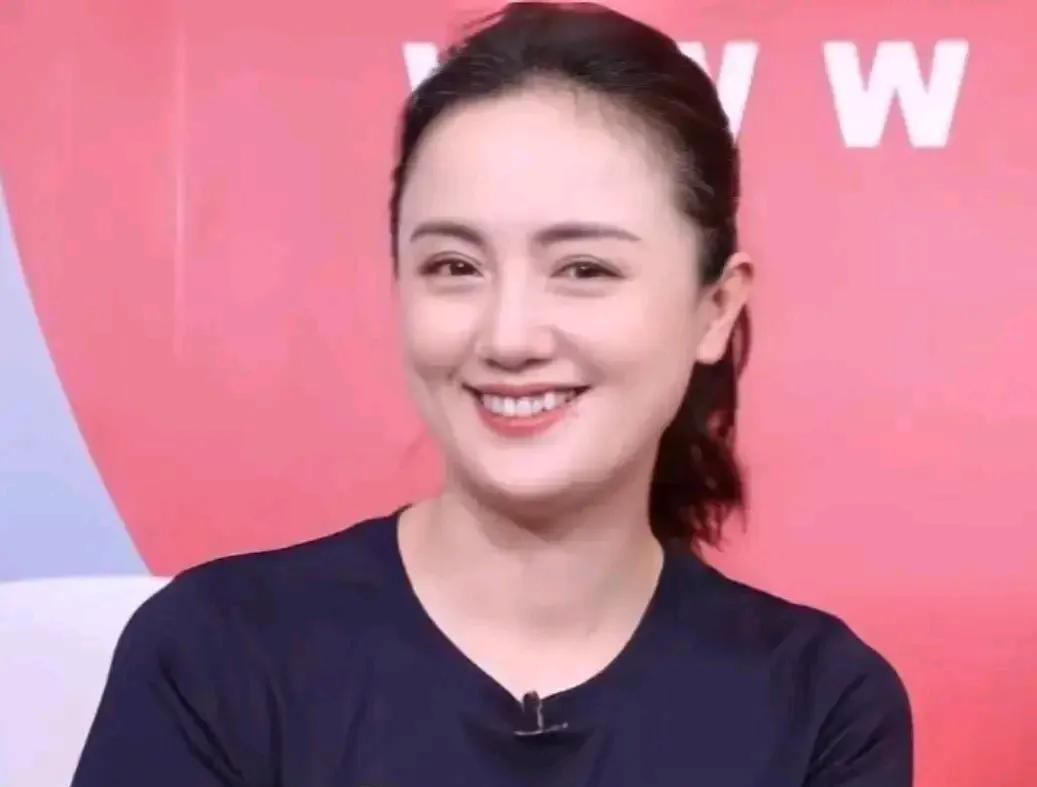 面相真是一门玄学！面相来看！朱媛媛是圆圆的脸型，前庭饱满，高挺丰润的鼻子，下巴