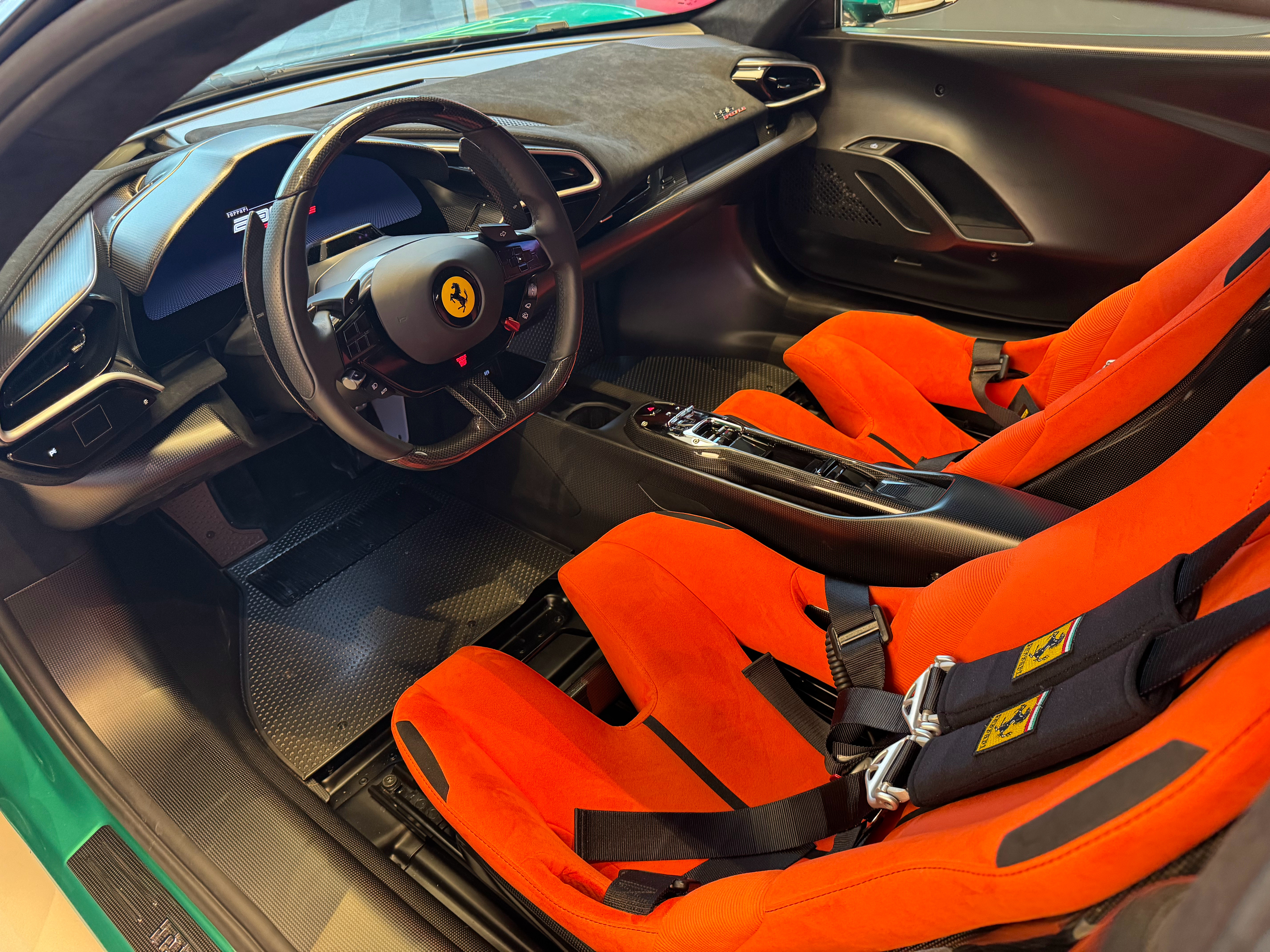法拉利新款赛椅、乘坐驾驶体验比以前法拉利赛椅更舒服了。