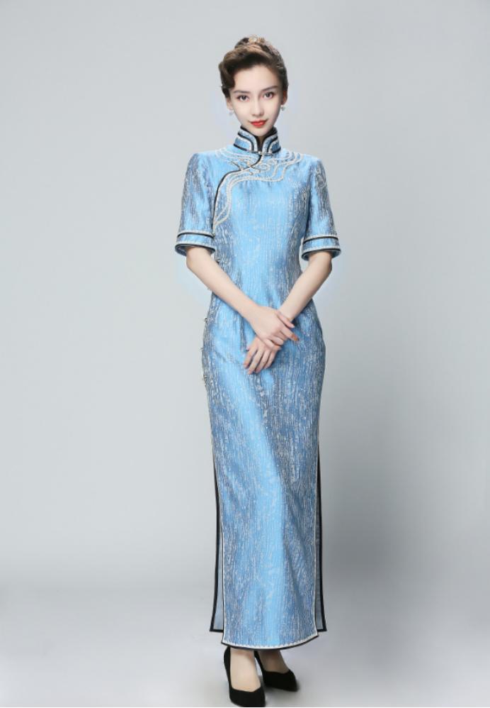 穿旗袍的女人在江南烟雨氤氲的古巷，或是霓虹初上的现代厅堂她身着一袭旗袍走