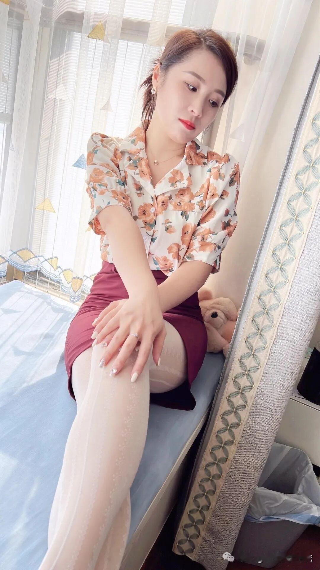 红袖添香夜，花影入梦来。粉裙花影红袖红唇