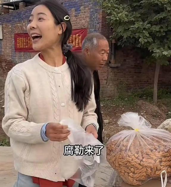 河南95后女孩，父母智力低下，是爷爷、奶奶把她拉扯大。谁料，叔叔意外受伤残废，婶