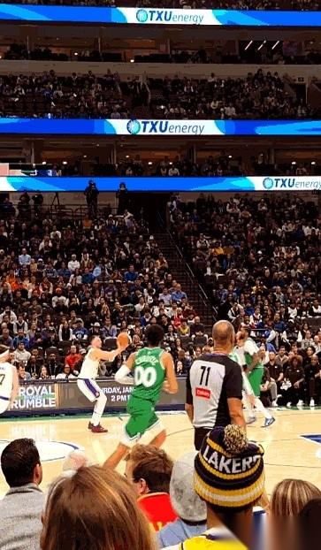 我真的看麻了。一个快41岁的老家伙，差点儿就骑在人家二十多岁的小伙子脑袋上，把