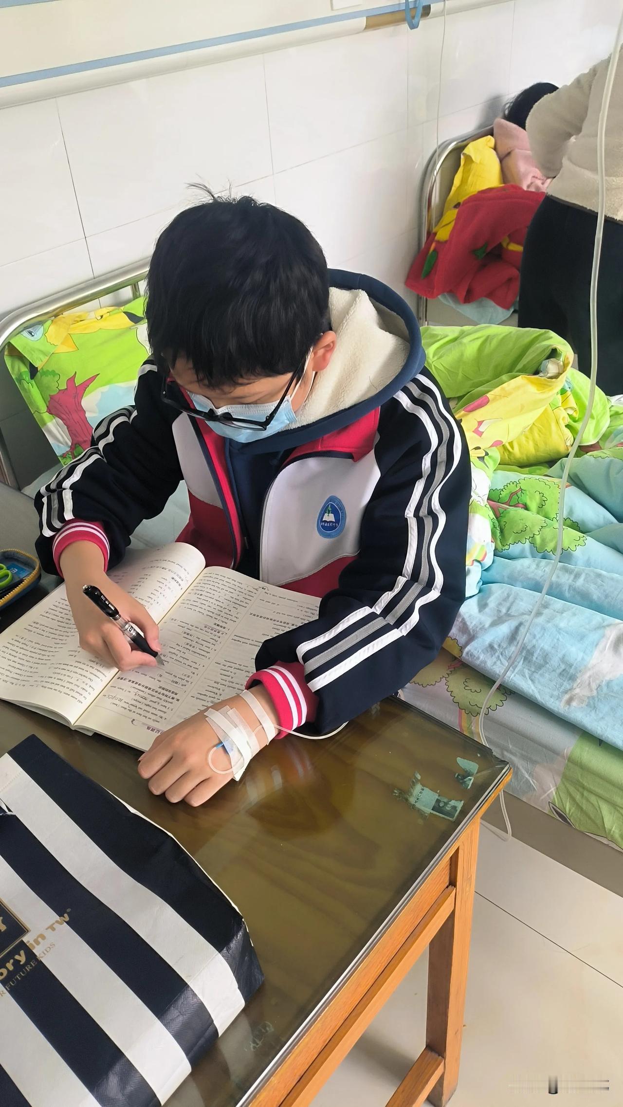 这几天小朋友得流感的太多了，医院内到处人满为患，过道里“咳咳”的声音此起彼伏。