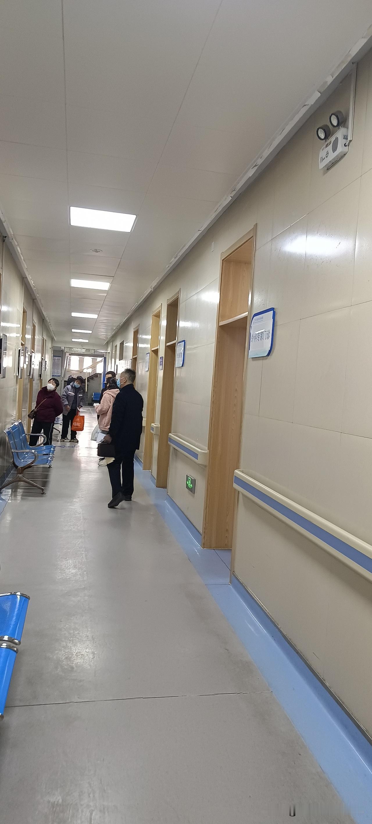 30岁的儿子。妈妈终于盼着儿子两天之后就要订婚了，买的新旗袍都没正式穿在身上，人