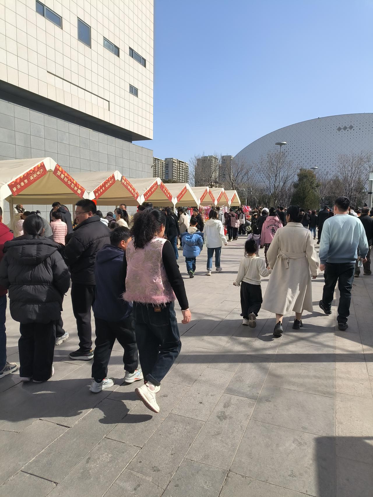 弘扬正能量。春节假日期间顾客盈门的淄博陶瓷琉璃艺术馆。这也是随着2023年淄博