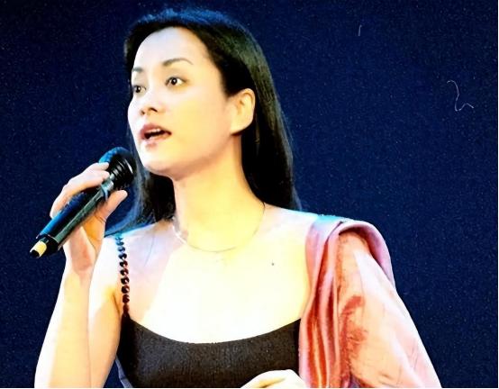 放弃争夺260亿遗产，带着女儿远走美国，如今才知道她有多清醒！ “我是歌手，