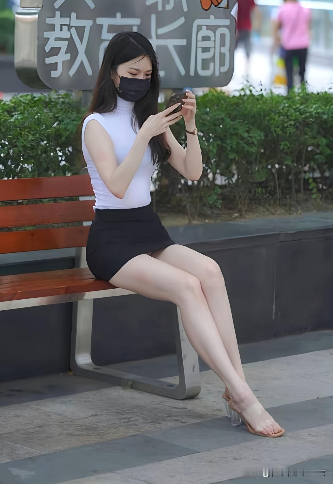 都市时尚女孩，街拍时刻，黑白穿搭，时尚手机自拍