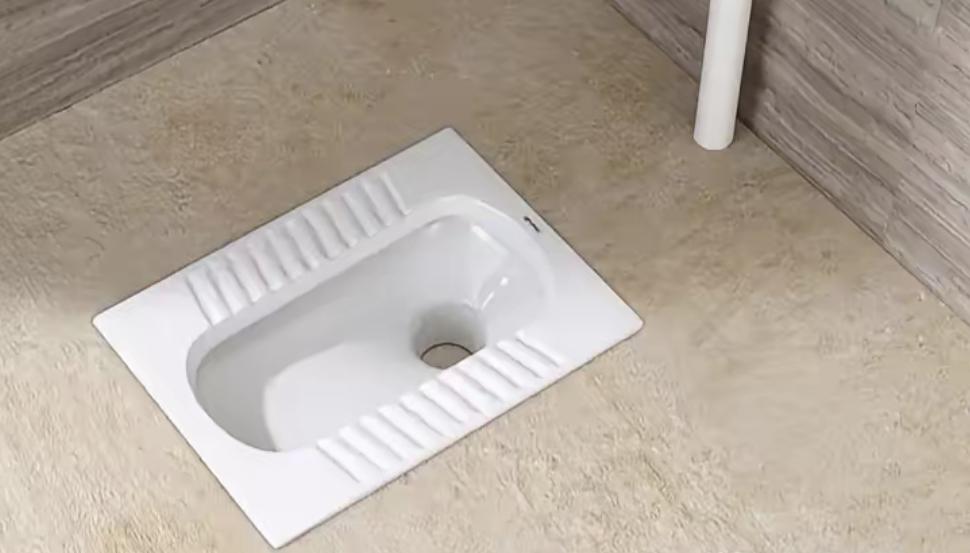 以前家里马桶堵了就找人来通,两次花了六百块。后来隔壁大叔教我个法子,下水慢的时候