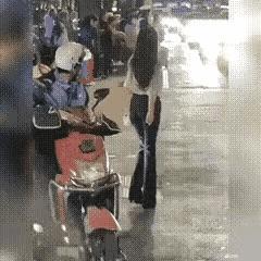 她一个撒娇的动作，怎样这么可爱。