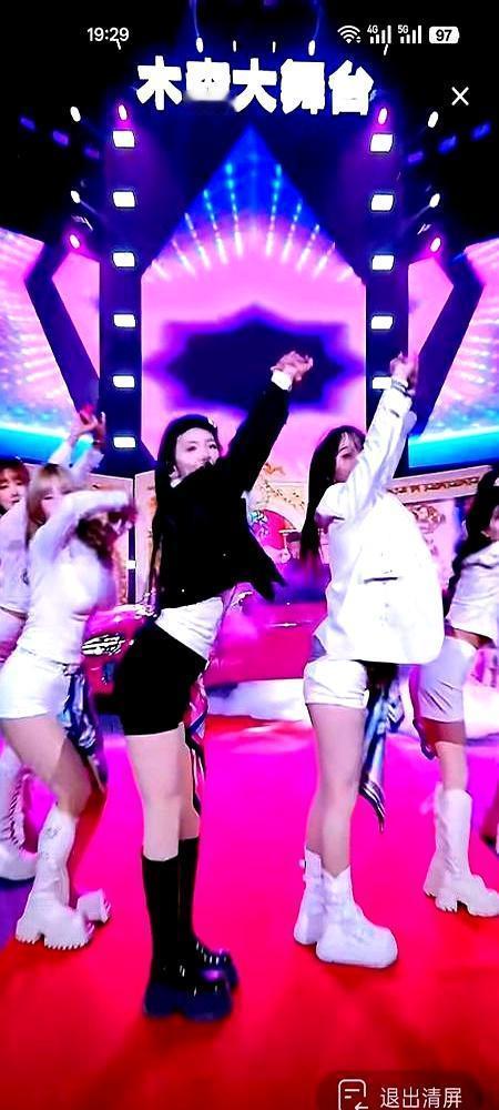 从央视季军，到直播间背景板，她蹲在韩国角落里哭了。你可能不记得孙静这个名字