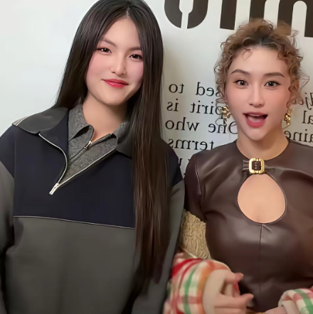 两个富家女同框，王诗龄2009出生，何超莲1991年出生，两人相差18岁，但看起