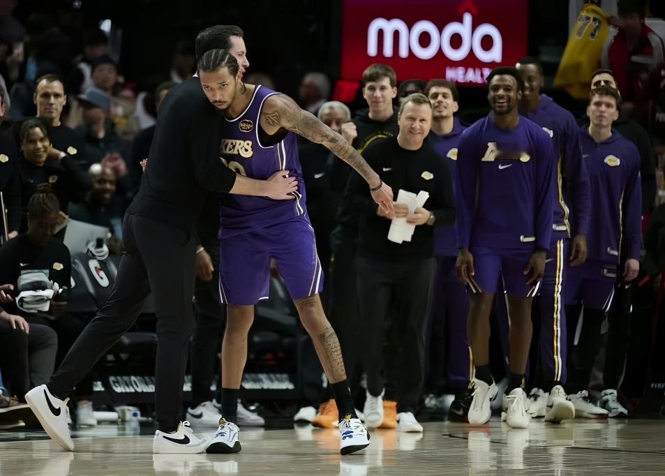 湖人在主力缺席的比赛中都赢了，而勇士在对手主力缺席的比赛中都输了湖人6胜2负