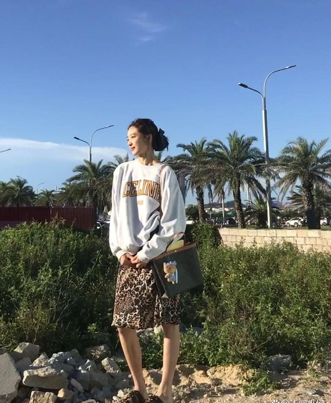 孙千晒与萌宠路边合影，172cm大高个+纤细身材，让她老远处就十分抢眼！​