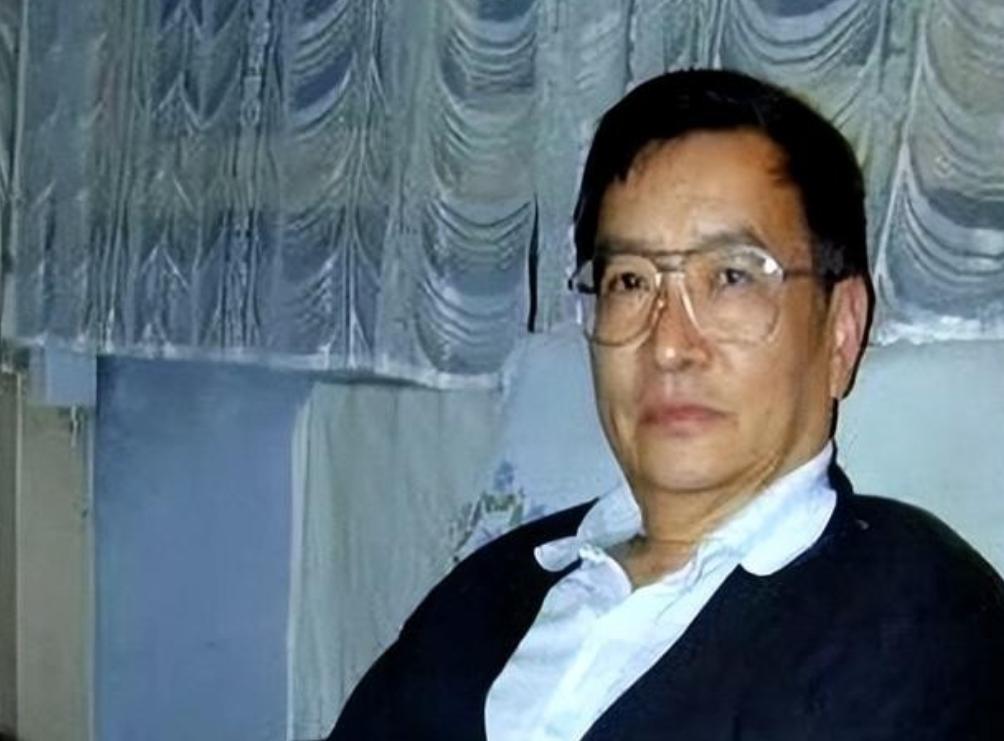 1969年，37岁梁从诫被下放江西劳动，妻子周如枚立刻提离婚，还给儿子改名换姓，