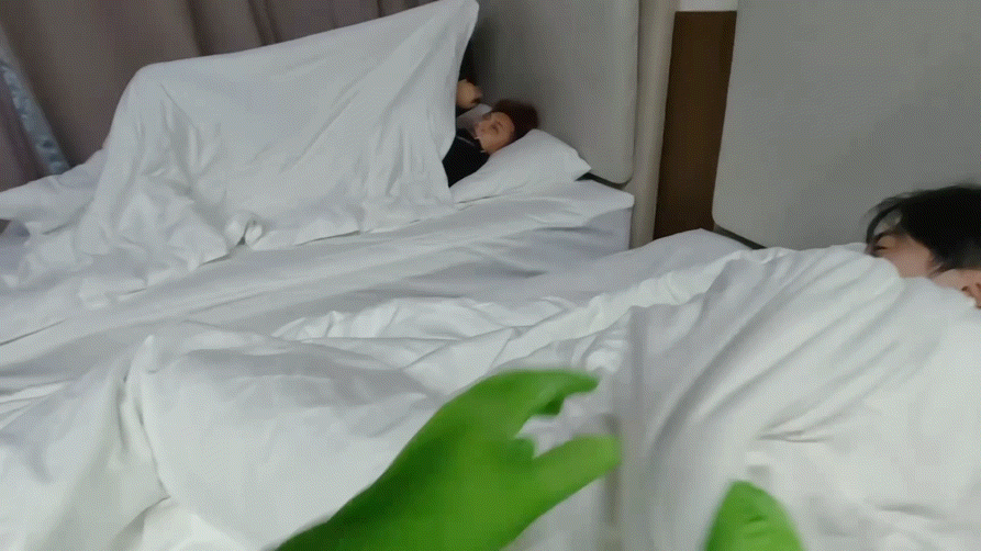 王鹤棣睡醒没穿裤子是我能看的吗哈哈哈哈哈哈哈哈哈把工作人员也吓一跳！