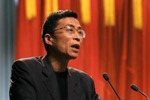 1997年，冰心长子趁妻子出国，将比自己小40岁的女人带回家过夜。后来他为了分割