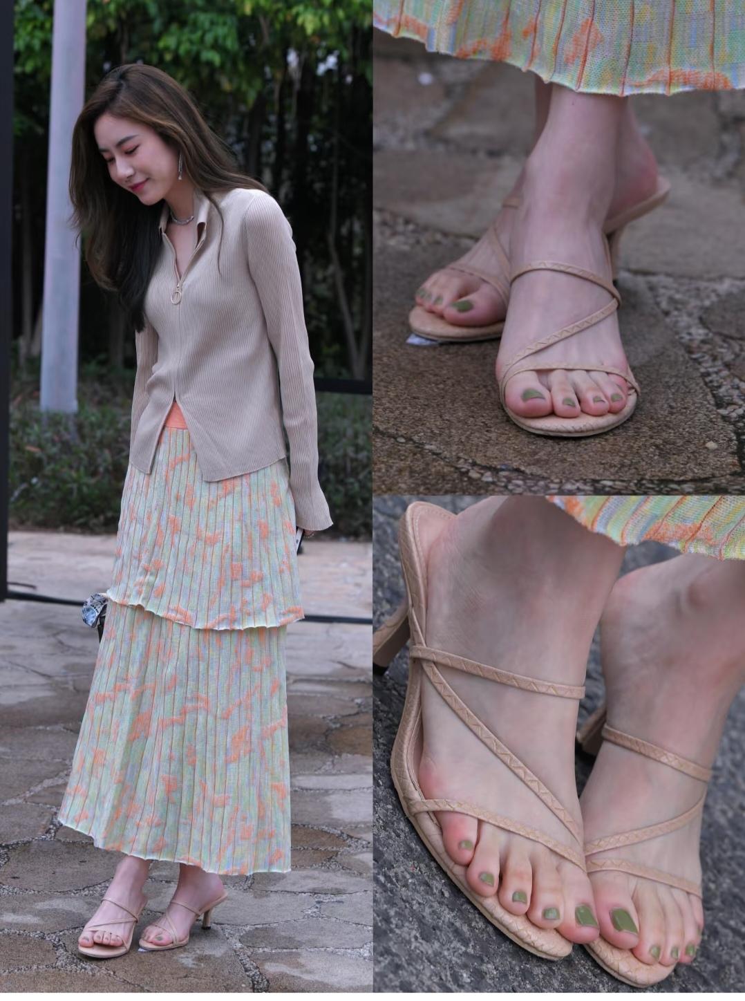 第一次见这么嫩的脚，牛油果指甲油也美翻了。