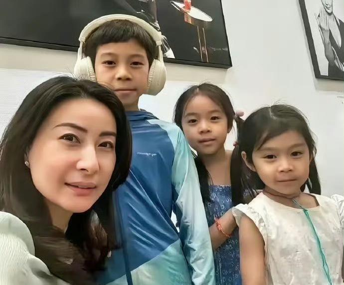 郭晶晶的三个孩子，大女儿的模样感觉一眼幻视妈妈太像了，儿子和小女儿更像爸爸一