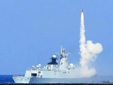 055配备200多枚导弹，假如海战爆发，导弹打完了该咋办？实不相瞒，055打完导