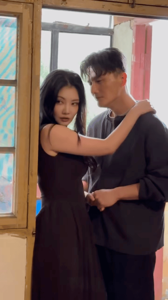 尹子维别看徐冬冬了看看镜头视频里尹子维对徐冬冬的爱意几乎写在了脸上，眼神里全是