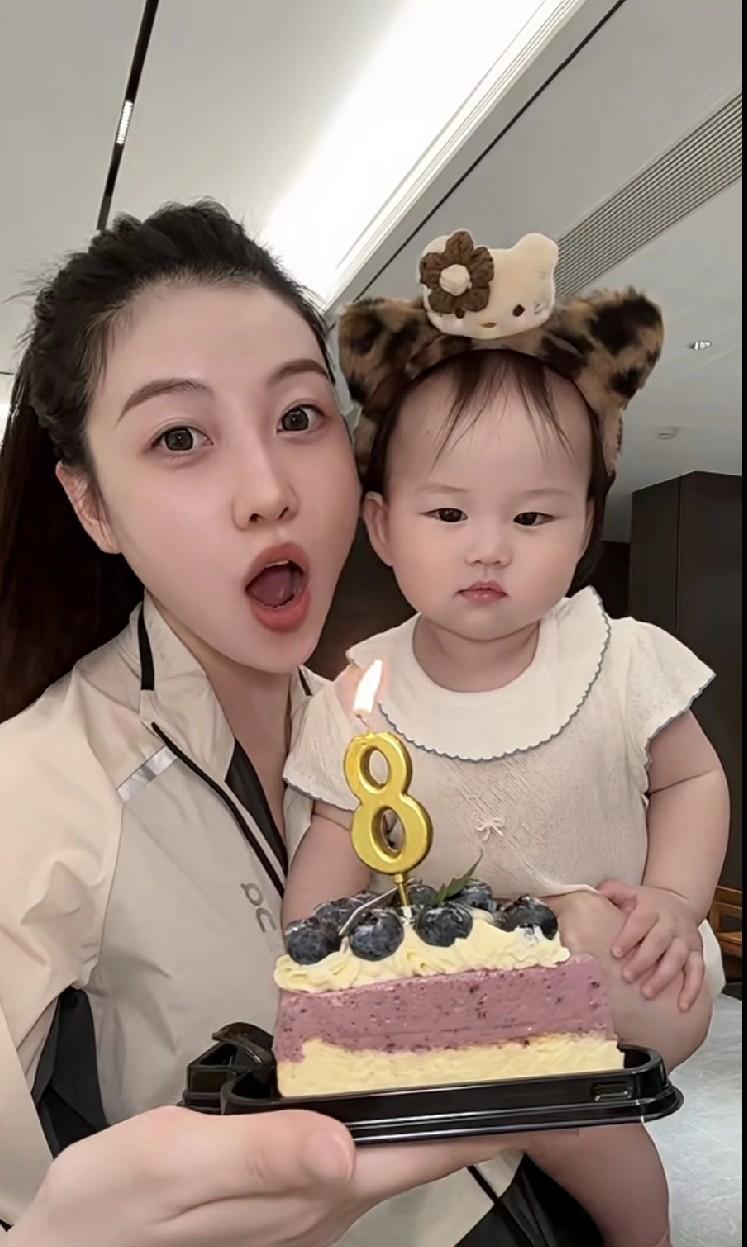 转眼“驴家一姐”桐桐生宝宝快一年了，但孩子爸爸是谁始终是个迷，因为孩子胖乎乎的非