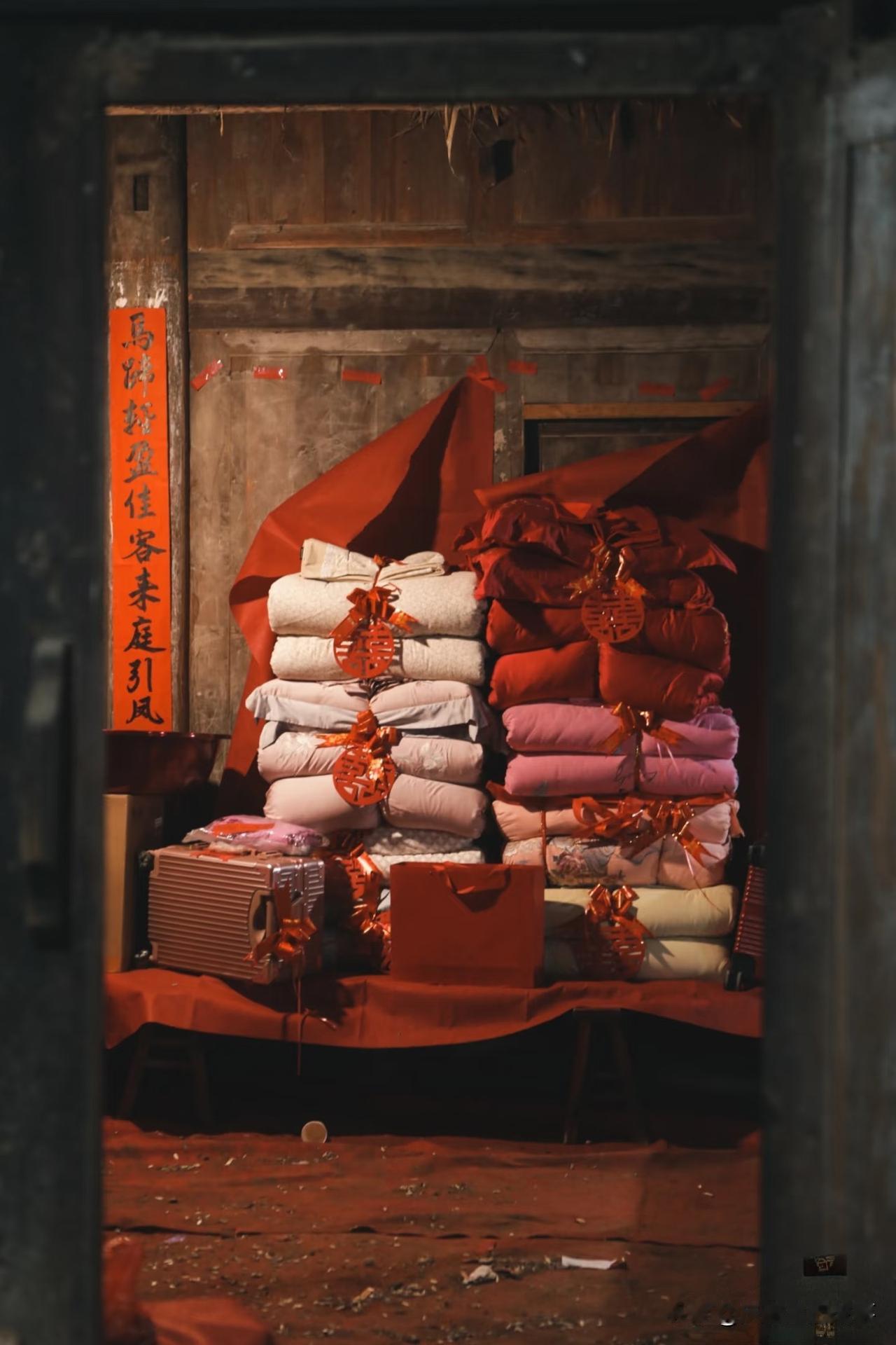 今天参加的一场婚礼，直接把我看傻了。​新娘38岁，博士后，在北京某高校当教授，新