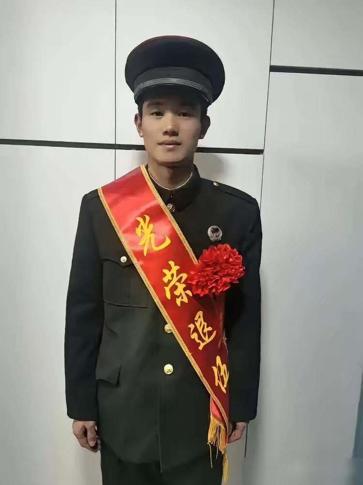 儿子退伍回家整十天，昨天陪他去退役军人事务局开会，碰到他高中同届回来的另外4个小