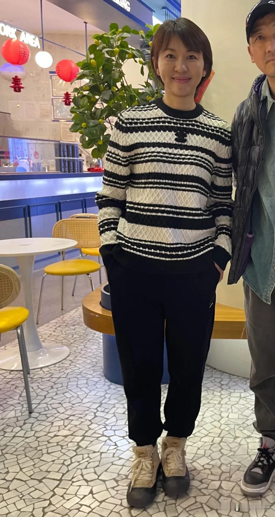 前央视主持人欧阳夏丹，在北京一咖啡厅被人偶遇，想不到她生图也那么好看。她留着一