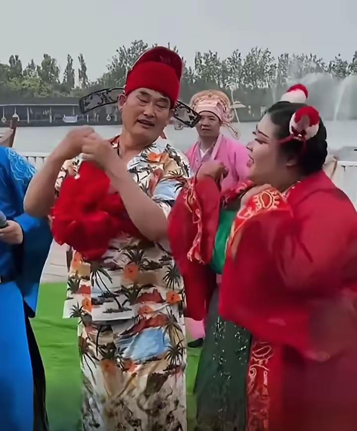 人啊，有了点名气，切记不可忘乎所以！切记！切记！！郭德纲得瑟，一个说相声的不