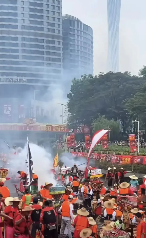 全国市区也就广州这里敢放鞭炮了，还是在广州塔下，人家猎德就要说了，村里想放个炮