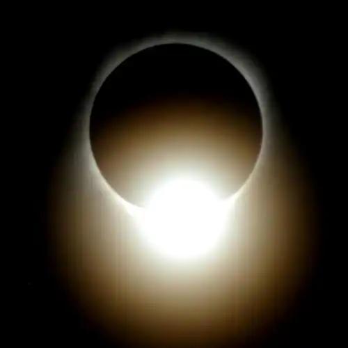 同一个月亮，为什么一边遮住太阳，一边又帮流星雨登场？8月13日，地球两面可能出现
