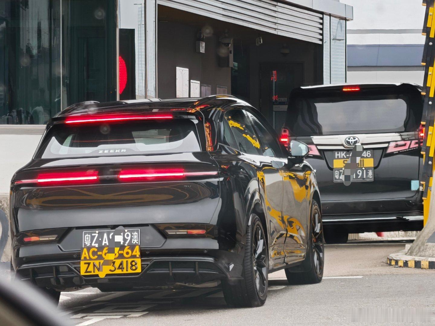 三块牌照的车，算不算世界奇观香港