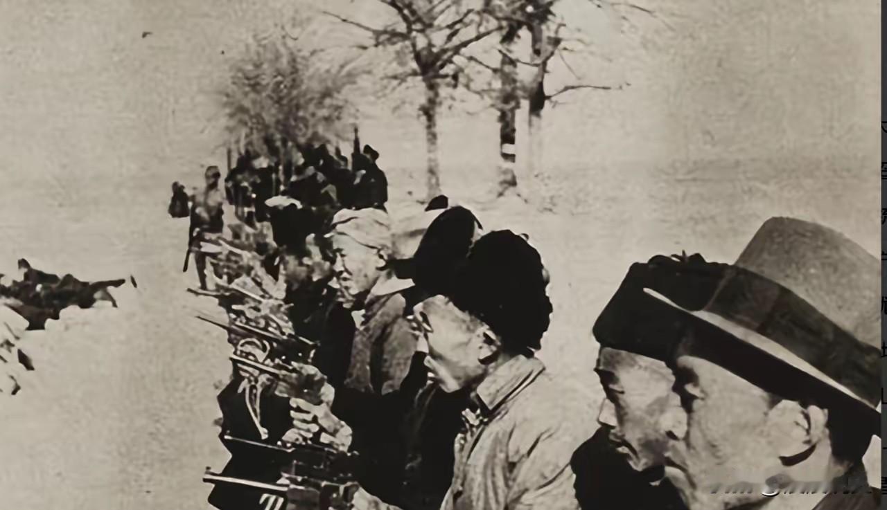 1944年，陈克被捕后，被带出去时，以为敌人要枪毙自己，不料，一名伪军脱掉他的衣