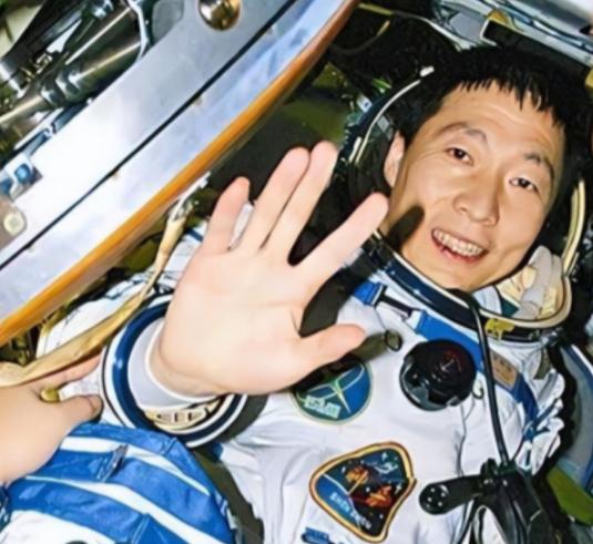 杨利伟为什么后来再也没有登天？其实，他能够活着回到地球就已经是万幸，在他攀登太空