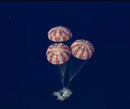 不得不说，美国的航天技术还是厉害！ 这四名宇航员，溅落在海上之后，是在工作人