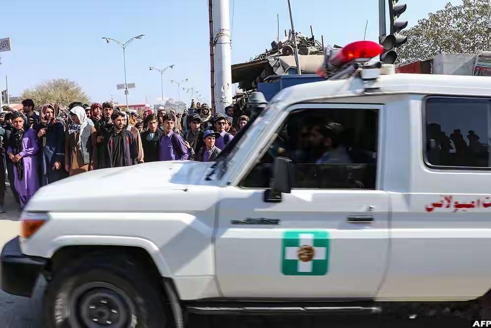 塔利班又公开处刑了，完全不管别人怎么看待他们。最近一名叫曼加尔的谋杀犯，被受害