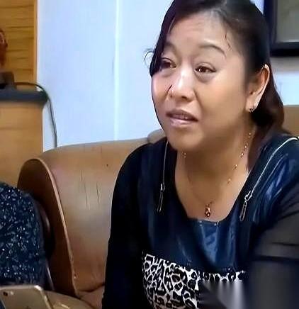 一个身家不菲的女老板，被扔在三米深的黑臭排污井里三天三夜。为了活命，她在漆黑的