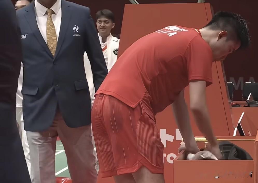 中国羽毛球男队这块已经成型了的金牌🥇，就这样硬生生地被印尼给偷走了！最憋屈的应该是石宇奇了，最后一