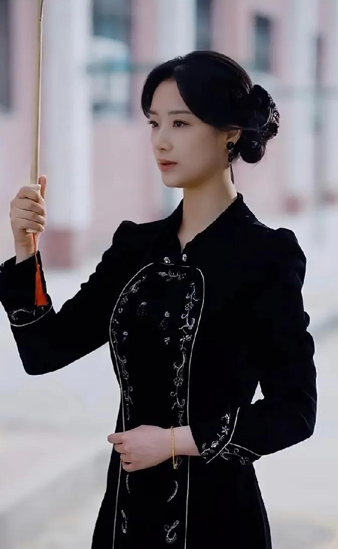 短剧还真是不走寻常路，电视剧、电影里的修仙之人，全都是白衣飘飘，不染尘埃的打扮