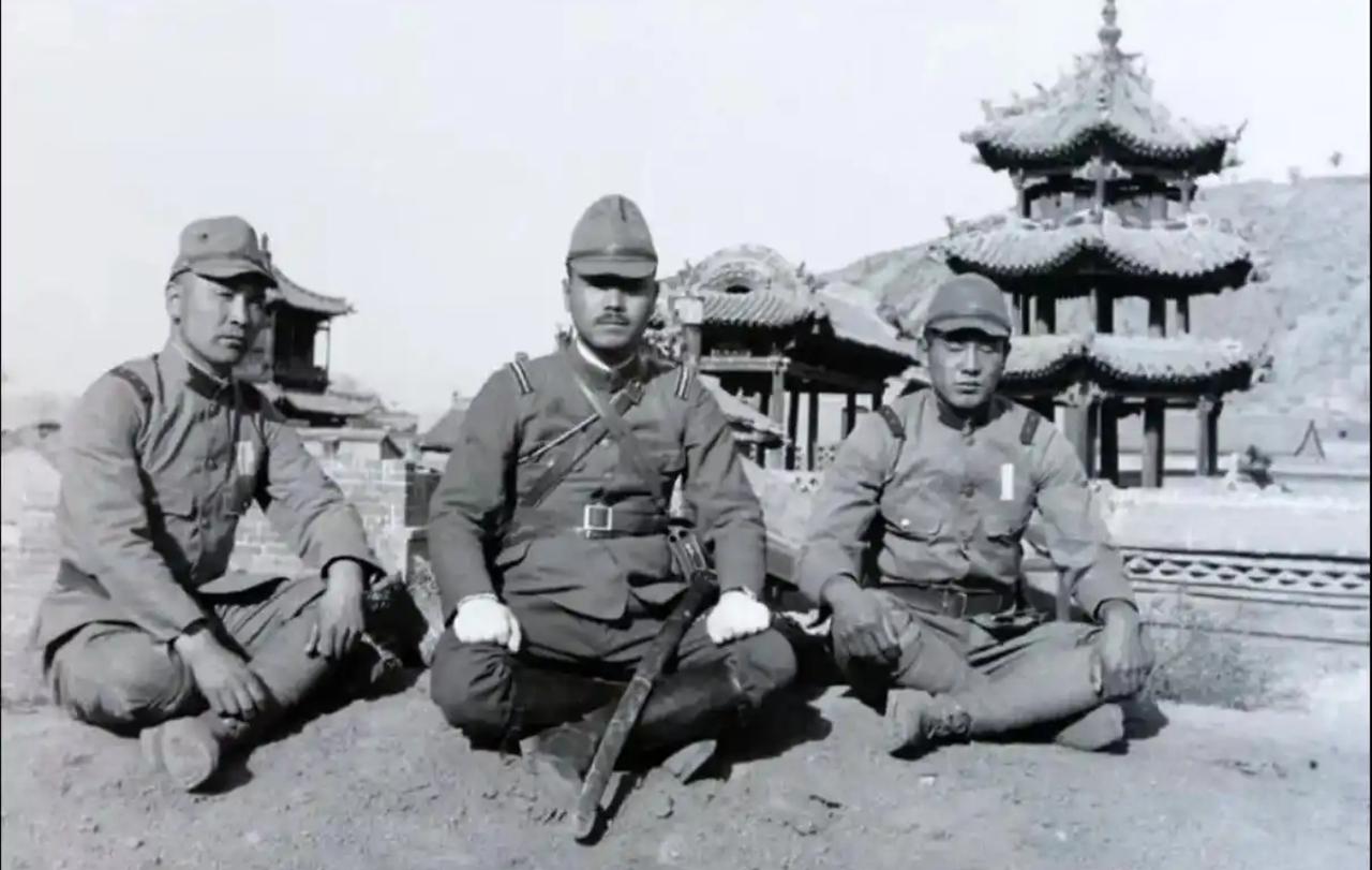 照片拍摄地点为山西灵石县城，时间区间是1938年2月—1945年8月。1938年