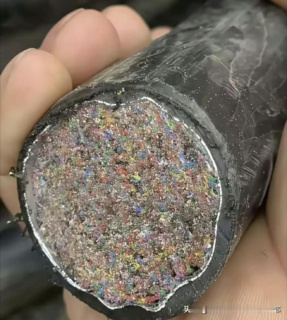 有工友发群里的图——一只手捏着一截黑皮线，头儿那儿像是被整整齐齐的挖断了，里头露