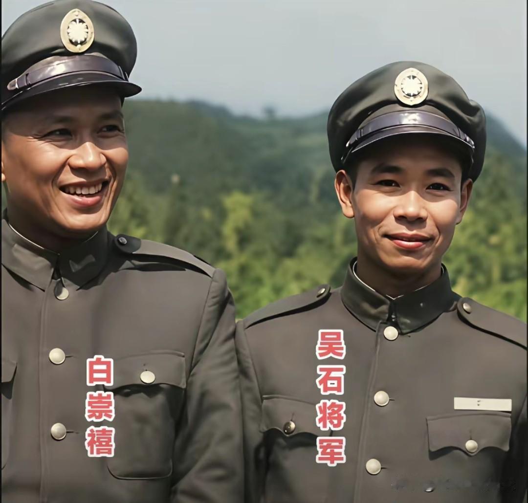 这张剧照定格了白崇禧与吴石将军同框的瞬间。二人皆身着民国军装，军帽端正，神情平