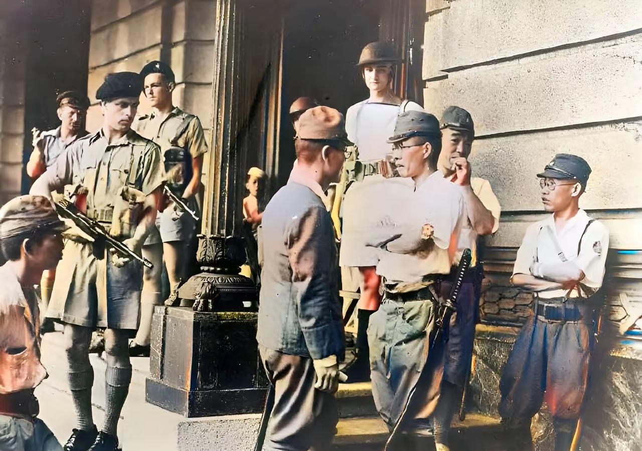 1945年，战败后的日军在香港街头，照片中，日军官兵交出轮支，身上有军刀还没有交