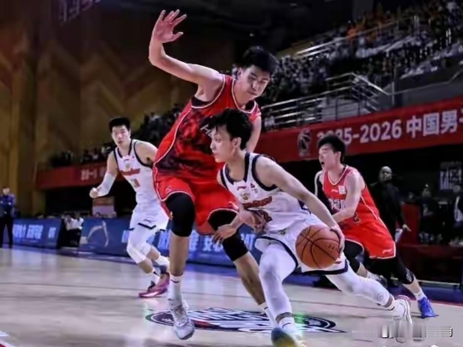 徐杰这表现确实太离谱了！广州主帅赛后评价徐杰：太灵话，真防不住他！今晚广东